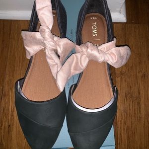 Toms women’s ballet flats with bow